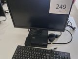 beaucoup d'écrans d'ordinateur et de claviers sur le bureau