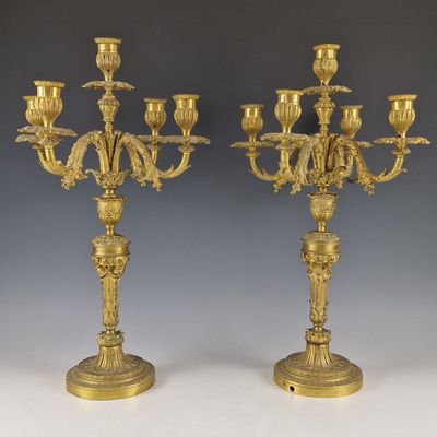 paire de candélabres anciens en laiton avec fleurs et feuilles