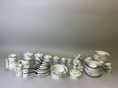 de nombreuses tasses et soucoupes posées sur une table