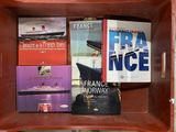 de nombreux livres dans une boîte rouge posée sur l'étagère