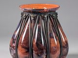un vase posé sur une table