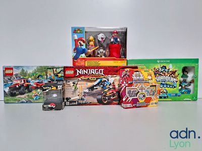 un tas de legos posés sur une table