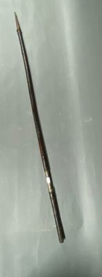 un stylo posé sur une table