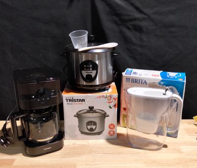 un mixeur, une cafetière et un mixeur posés sur une table