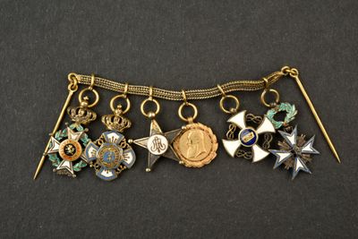 un gros plan sur un collier orné de plusieurs breloques