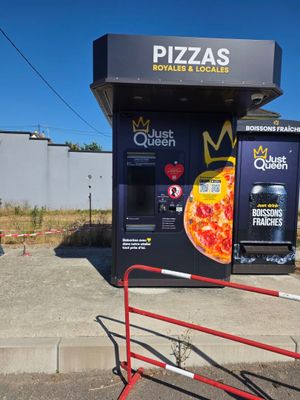 un distributeur automatique sur lequel est représentée une pizza