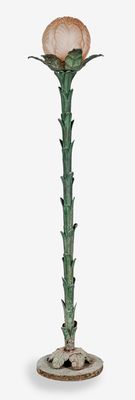 un vase surmonté d'une fleur