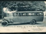 une vieille photo d'un bus garé sur le bord de la route