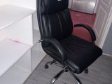 une chaise de bureau noire assise devant un bureau blanc
