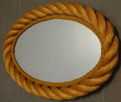 un miroir accroché au mur, entouré d'une corde