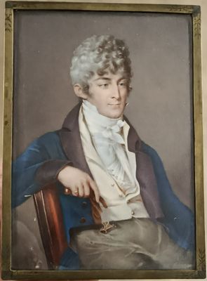 portrait d'un homme vêtu d'un manteau bleu et d'une chemise blanche, assis sur une chaise