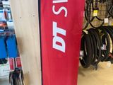 une banderole rouge portant l'inscription « Swiss » dans un magasin