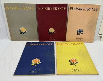 Quatre livres sont alignés sur une table recouverte d'une nappe blanche.