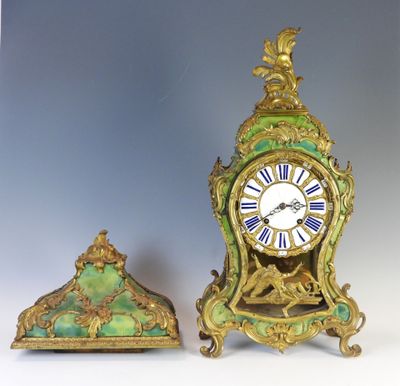 deux horloges placées l'une à côté de l'autre sur une table