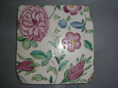 a picture of a tile with flowers on it