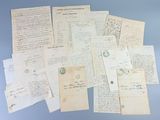 Plusieurs vieilles lettres et papiers sont empilés les uns sur les autres sur une surface bleue