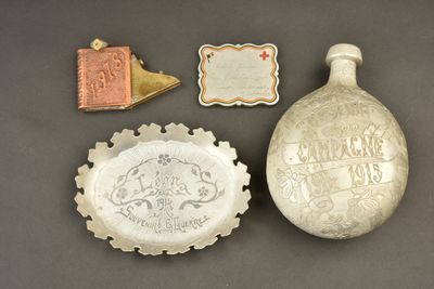 plusieurs objets, dont une bouteille, un décapsuleur et une plaque
