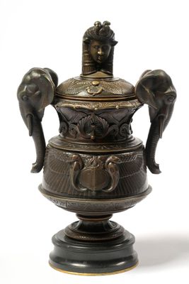 Vase couvert "Egyptomania" en bronze à patine brune, à décor…