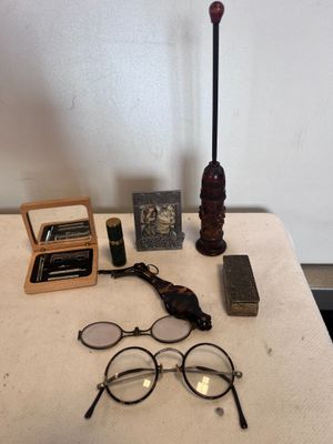 une image représentant une table sur laquelle se trouvent deux verres, un livre et une paire de lunettes