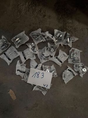 beaucoup de morceaux de papier qui ont été laissés par terre