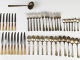 un assortiment d'argenterie comprenant des cuillères, des fourchettes et des cuillères