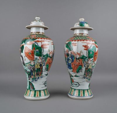 paire de vases chinois de style « famille noire » représentant des personnages dans un paysage