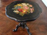 une table noire ornée d'un motif floral