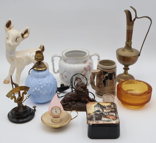 Lot comprenant aiguière en cuivre, pot à sucre en porcelaine sans...