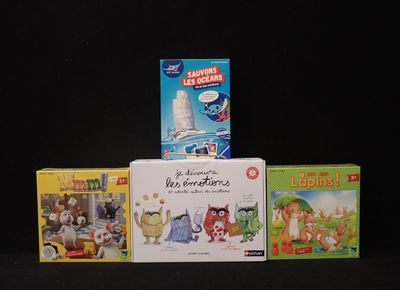 plusieurs livres pour enfants sont empilés les uns sur les autres
