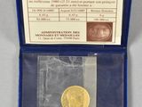 un gros plan d'une pièce d'or dans un écrin bleu