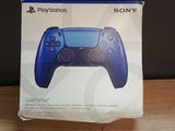 La boîte de la manette PlayStation est posée sur la table.