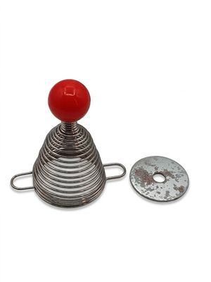 une boule rouge posée sur un objet métallique