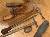 un grand nombre d'outils qui se trouvent sur le sol