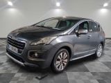 la voiture grise est garée dans le garage sur le sol en damier