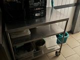 une table en métal sur laquelle est posé un panier