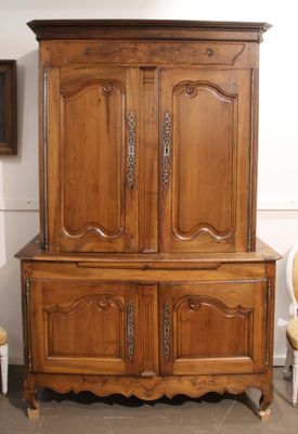 Grand buffet à deux corps en bois fruitier mouluré ouvrant p…