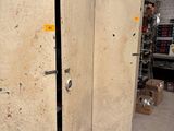 deux portes ouvertes dans une pièce