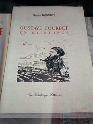 deux livres posés sur une table