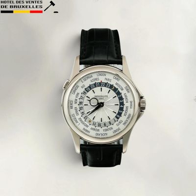 une montre posée sur une surface blanche