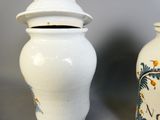 deux vases posés côte à côte sur une table