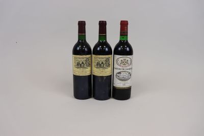 trois bouteilles de vin posées les unes à côté des autres sur une surface blanche