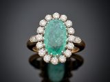 une bague à grappes d'émeraudes et de diamants