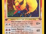 gros plan d'une carte pokemon sur fond noir