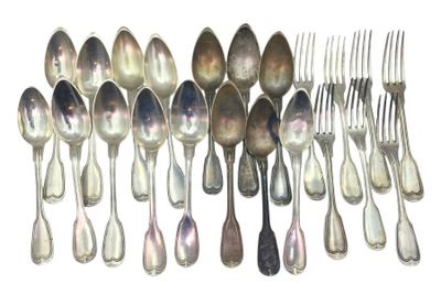 beaucoup de cuillères et de fourchettes en argent sur une table