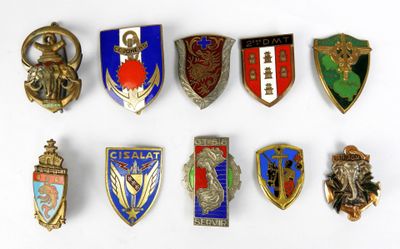 un grand nombre de badges sur une surface blanche