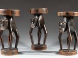 trois sculptures en bois représentant un homme et une femme tenant un bol