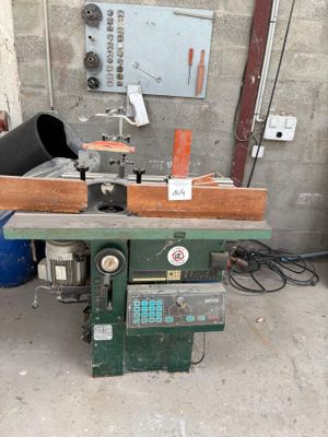 une machine posée sur une table dans un garage