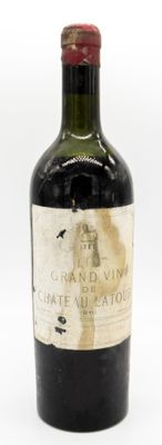 une bouteille de vin posée sur une table