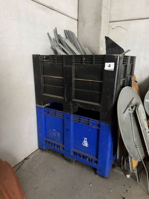 un tas d'ordures dans un garage, près d'un mur