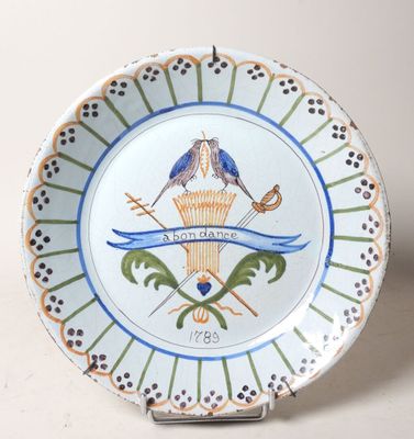 une assiette décorative ornée d'un motif bleu et blanc